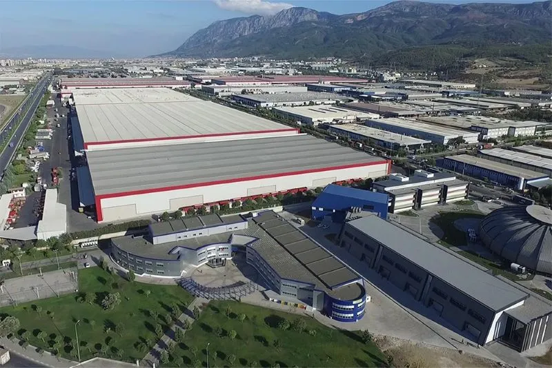 Manisa'da sanayi üretim hattında çalışan ekipler